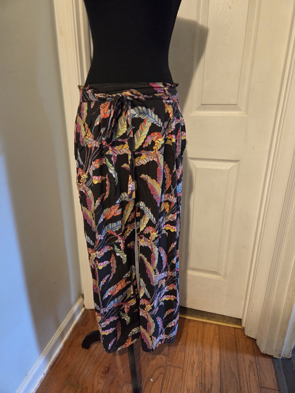 APNY Wide-Leg Tropical Print Pants - Black with Multicolor Leaf Pattern